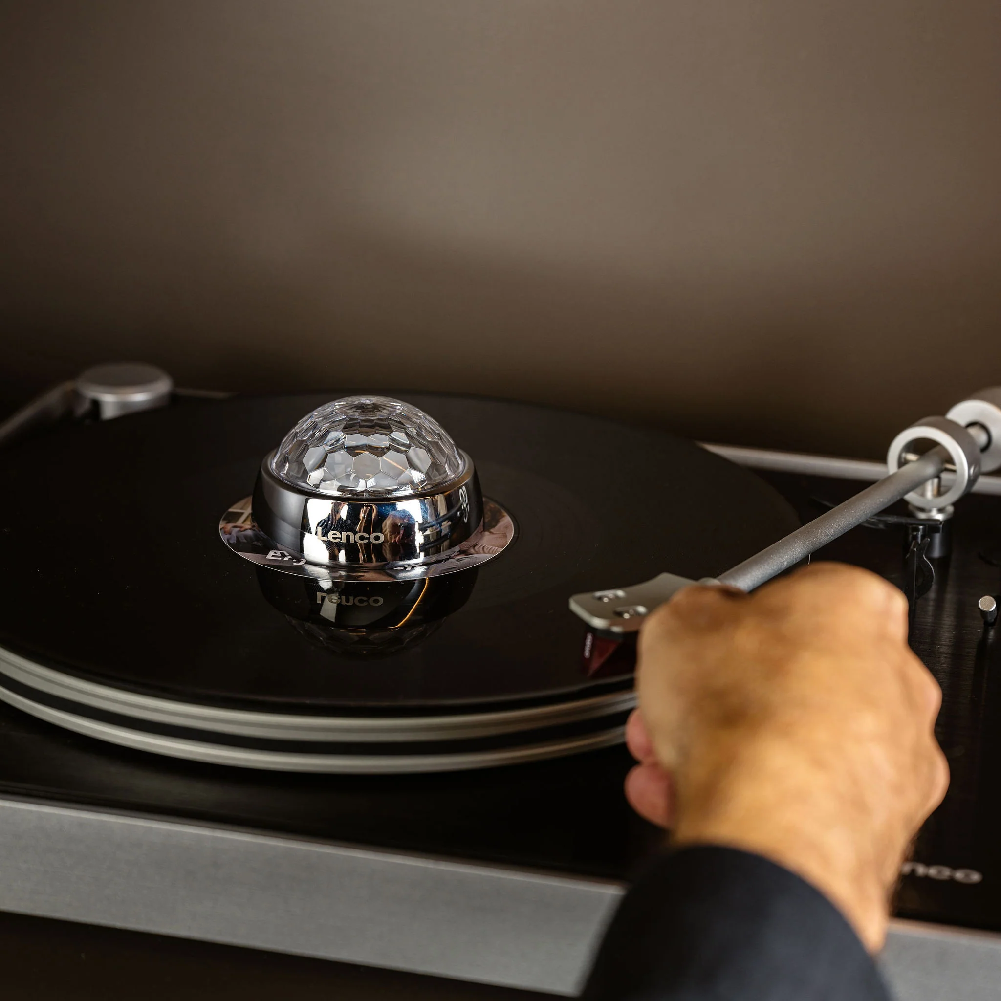 LENCO L-455BK - Platenspeler met zichtbare riemaandrijving, frame van geborsteld aluminium en Ortofon 2M RED cartridge - Zwart - Image 23